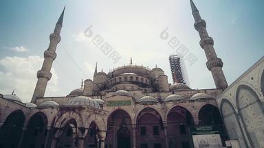 住尖塔苏丹ahmed清真寺蓝色的清真寺查看清真寺院子里伊斯坦布尔火鸡